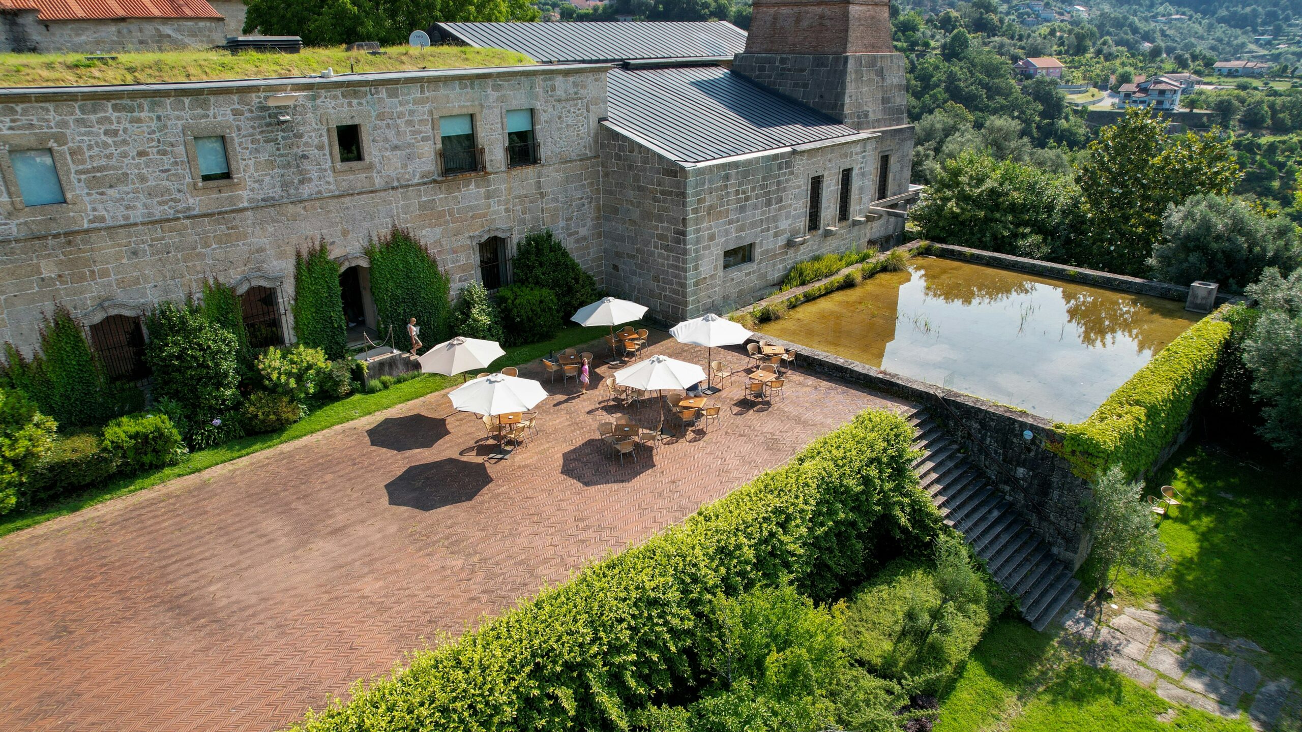 Vista aérea da esplanada de uma Pousada de Portugal