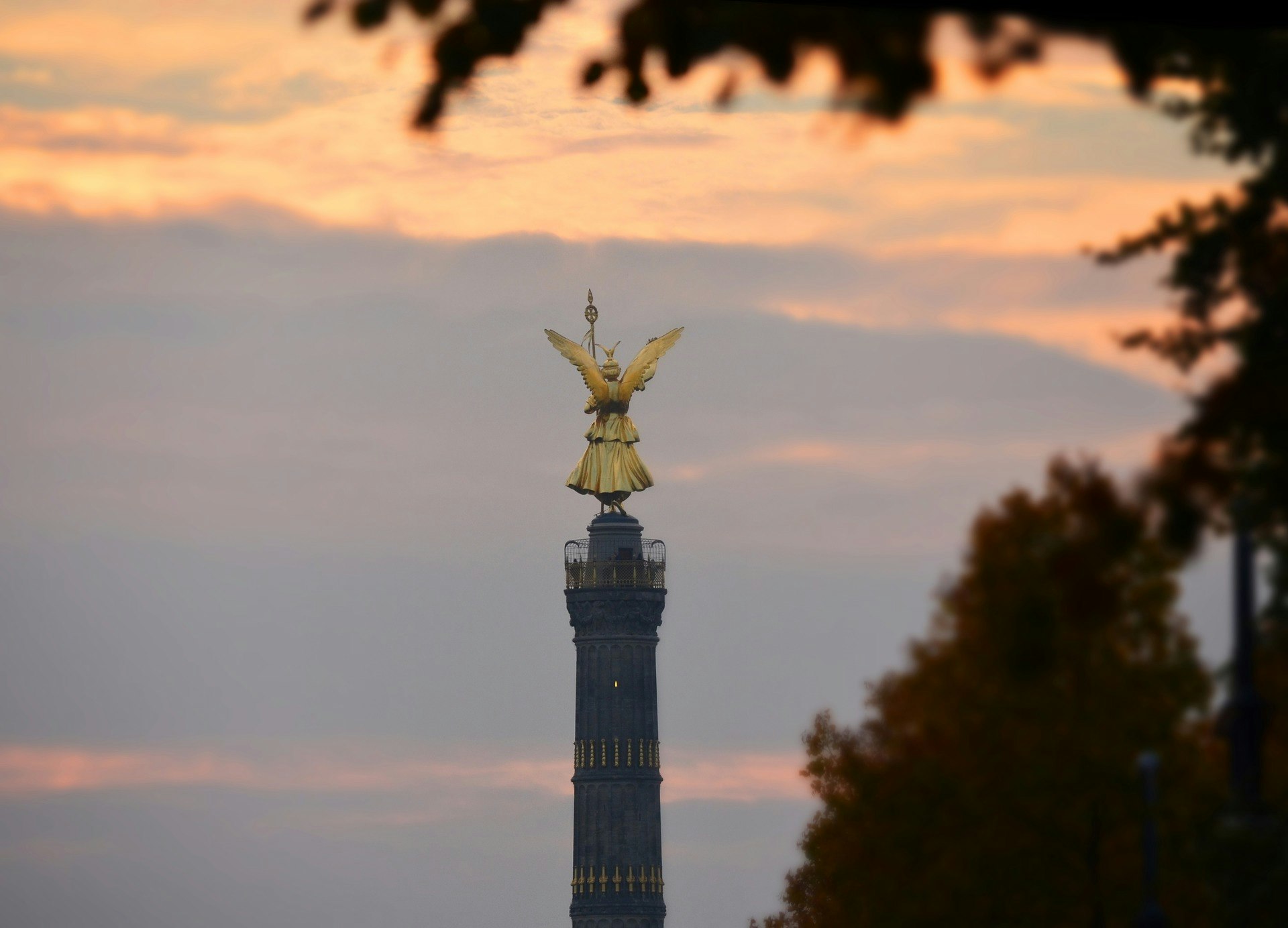 No centro do Tiergarten, a Coluna da Vitória ergue-se como farol de história e ponto de encontro de quem descobre Berlim.