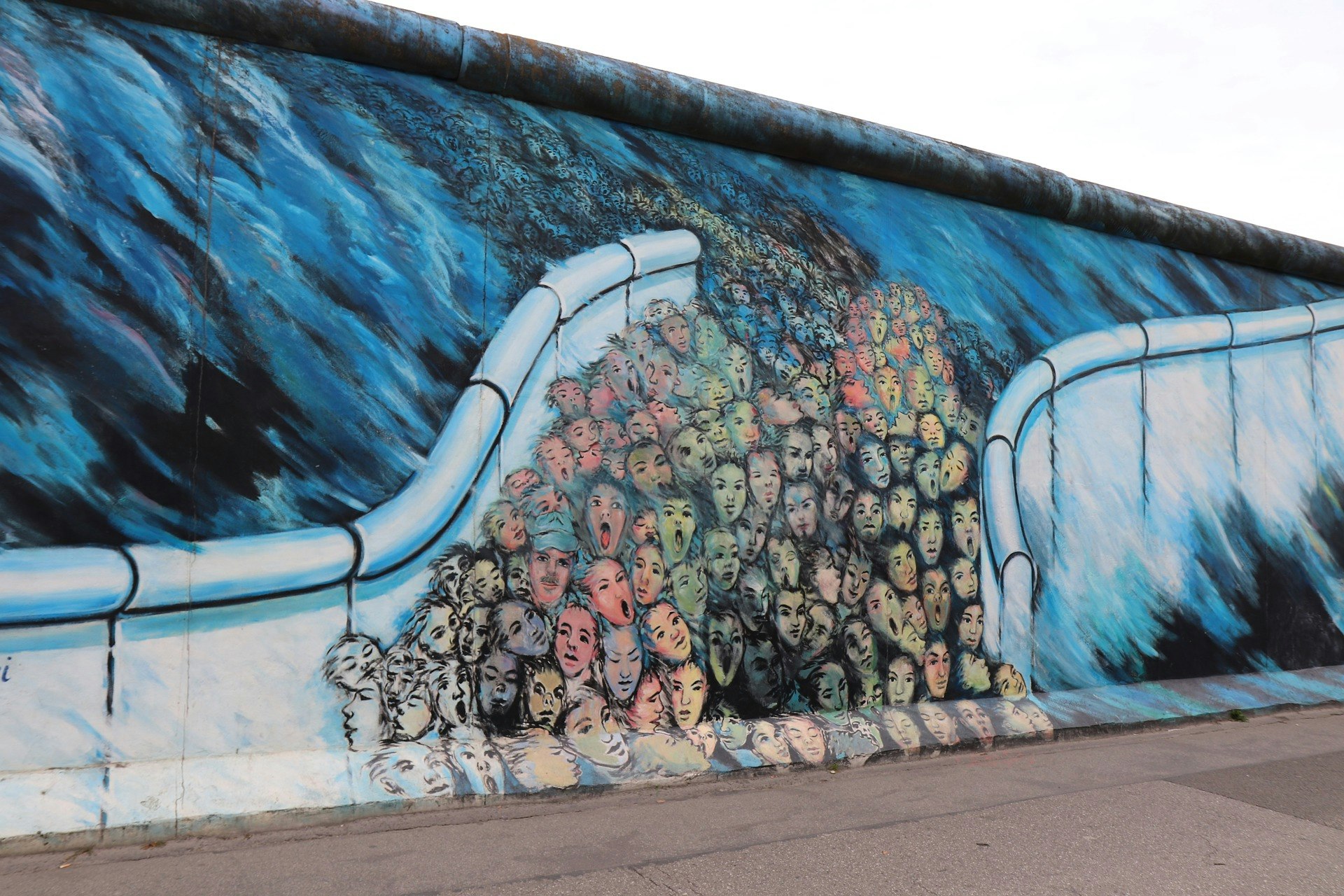 O antigo muro transformado em tela: na East Side Gallery, cada passo é um encontro com a história e a liberdade.