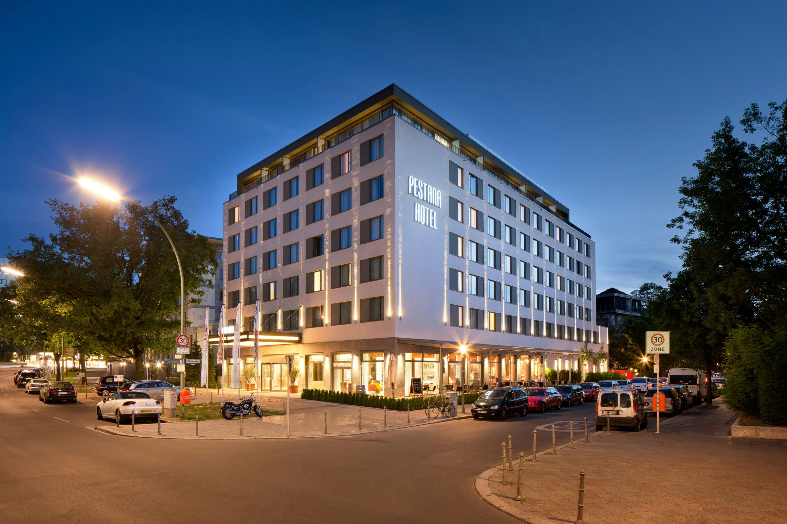À sombra do Tiergarten e no coração vibrante de Berlim, o Pestana Berlin Tiergarten é o refúgio que convida a partir devagar, a pedalar sem pressa e a descobrir cada esquina da cidade.