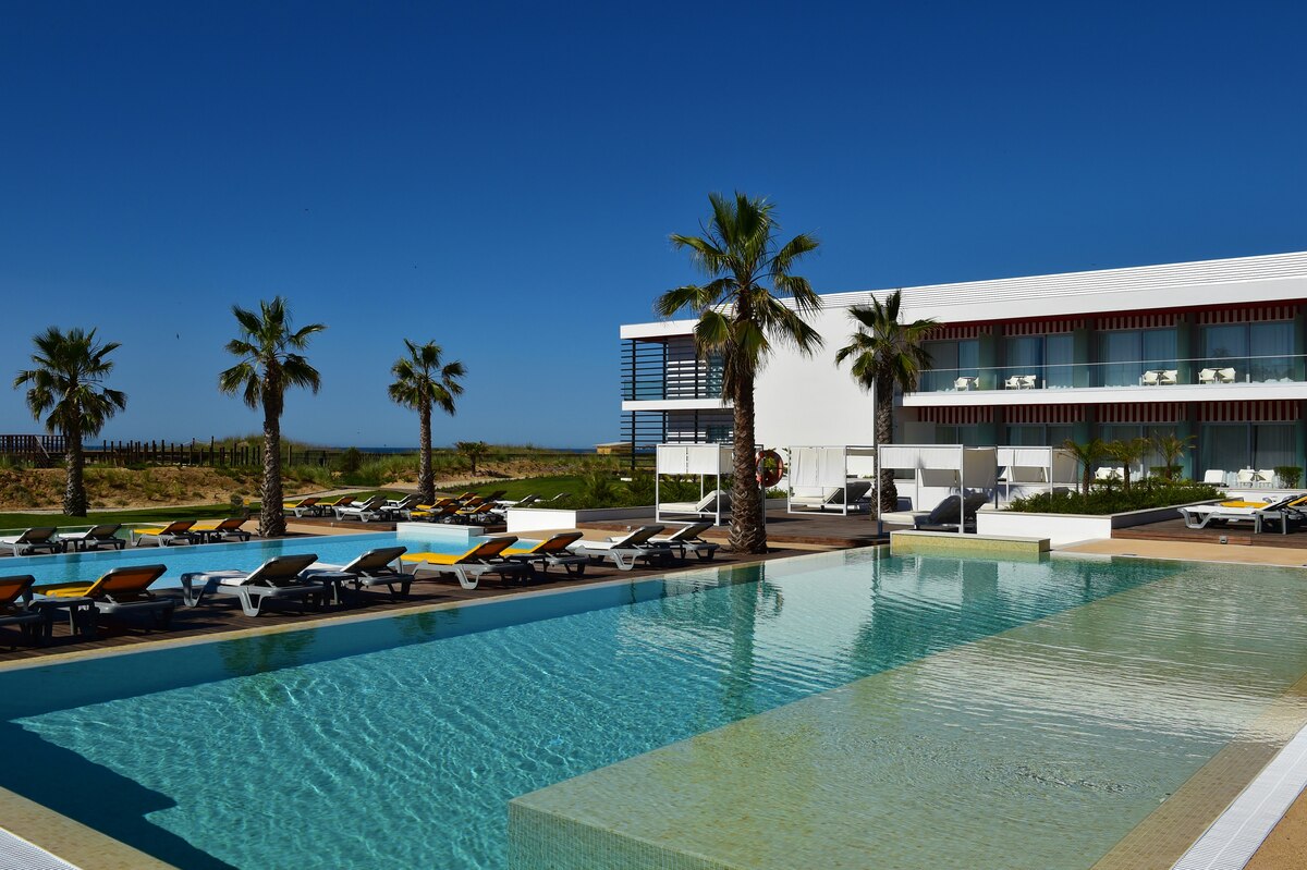 Piscina exterior do Pestana Alvor South Beach, um hotel com piscina e acesso à praia