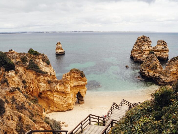 Praia quase deserta no Algarve