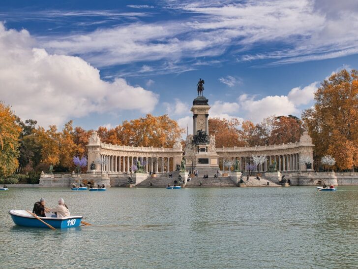 Lago no parque do retiro em Madrid