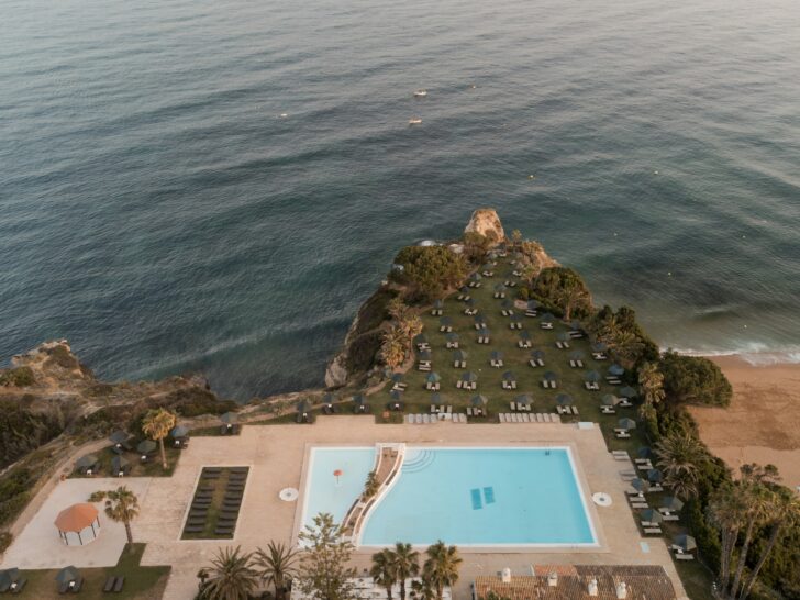 Vista aérea da piscina de um hotel pestana, com vista para o mar