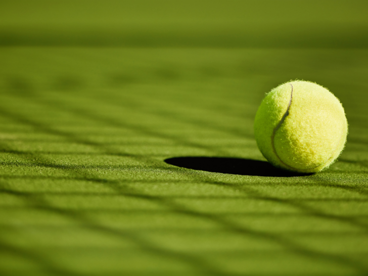 Bola de ténis no campo